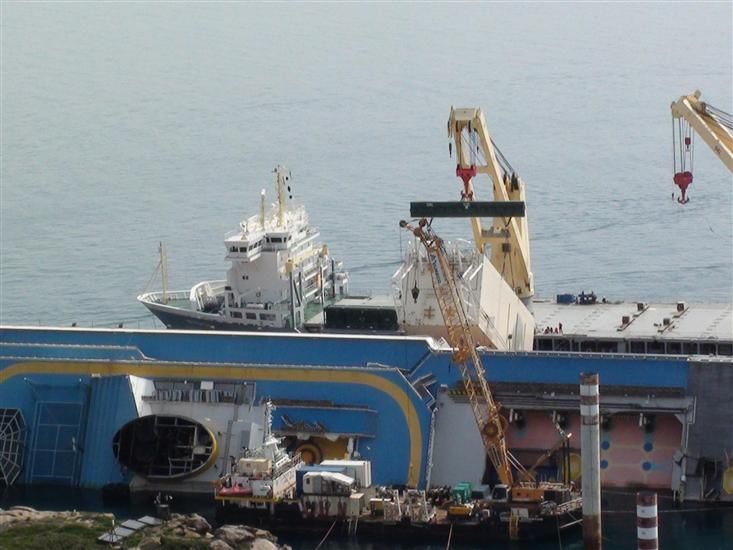 Costa Concordia - primo cassone posizionato sul relitto
