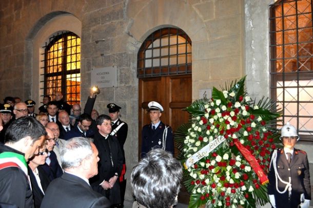 Una corona davanti alla Torre dei Georgofili