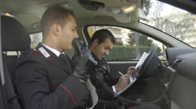 Non si fermano all'alt dei carabinieri nel pistoiese