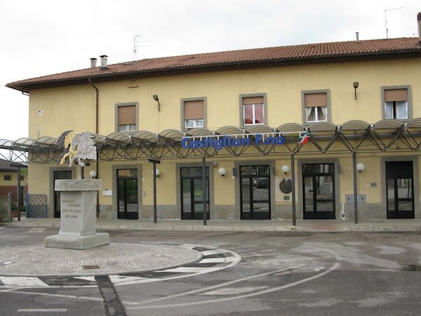 Il piazzale della stazione di Castiglion Fiorentino dove è stato sfiorato il dramma