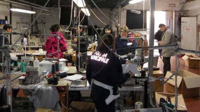 Uno degli innumerevoli controlli nelle ditte cinesi di Prato