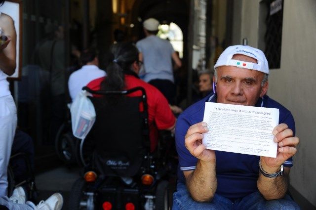 La protesta dei disabili nella sede della Regione Toscana a Firenze
