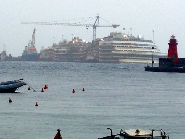 Il relitto della Concordia davanti a Giglio Porto