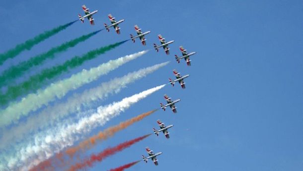 Le Frecce Tricolori durante un'esibizione