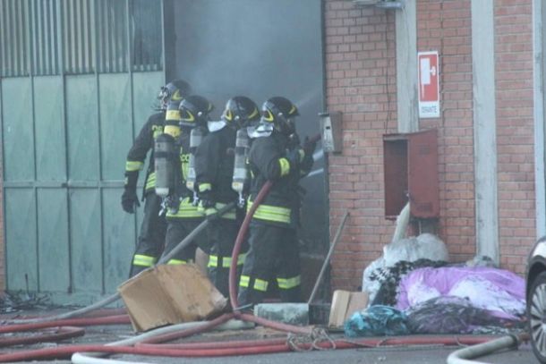 Vigili del fuoco in azione per spegnere l'incendio del fabbricato