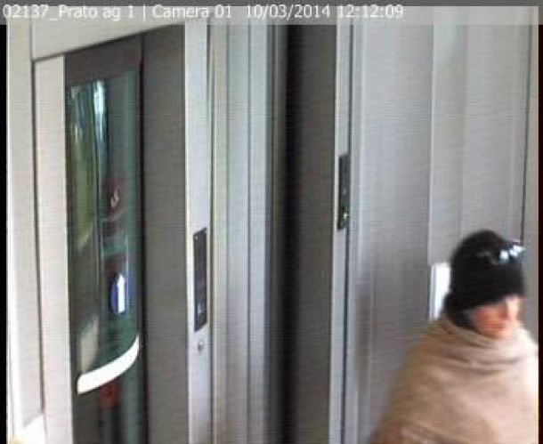 La foto della nonna-rapinatrice diffusa dai carabinieri di Prato