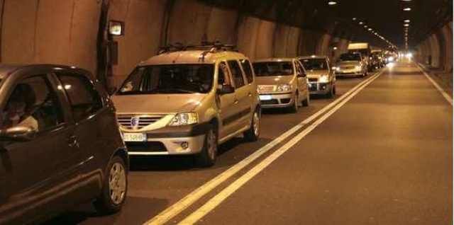 Incidente in A1, la coda in galleria