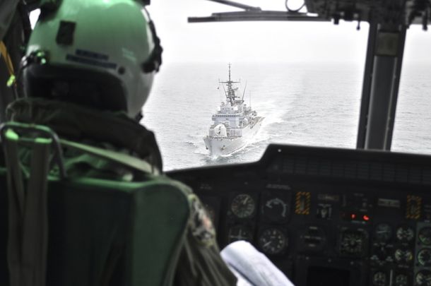 Un elicottero sorvola Nave Zeffiro