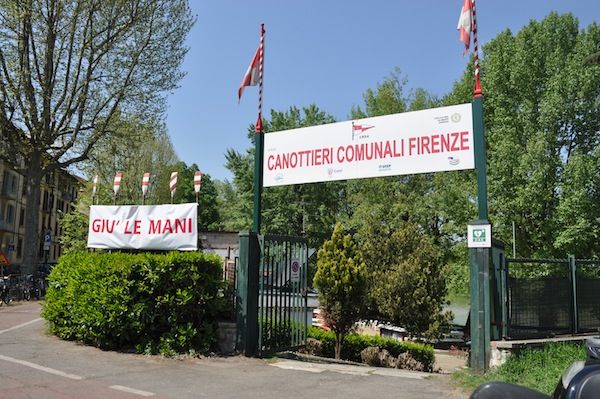 La sede dei Canottieri Comunali, sul lungarno Ferrucci, a Firenze, minacciata di demolizione