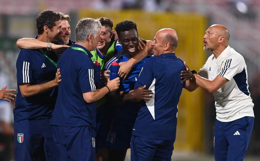 Kayode esulta dopo aver segnato il gol dell'1-0 che ha portato il trofeo all'Italia (foto dalla pagina FB della Nazionale Italiana Calcio)