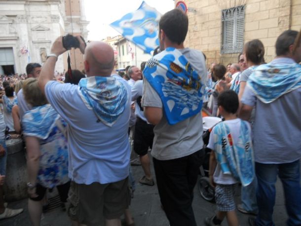 Contradaioli dell'Onda in festa