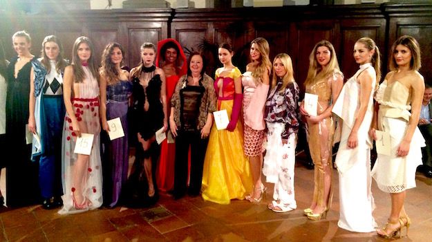 La stilista Pola Cecchi al centro con le modelle che hanno sfilato al Palagio di Parte Guelfa
