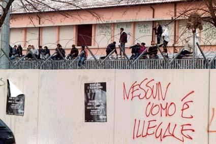 Una protesta contro i CPT alla caserma Quarleri di alcuni anni fa (foto Controradio)