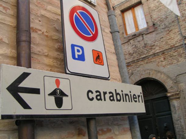 Cartello stradale Carabinieri