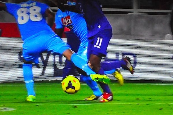 Il netto fallo di Inler su Cuadrado