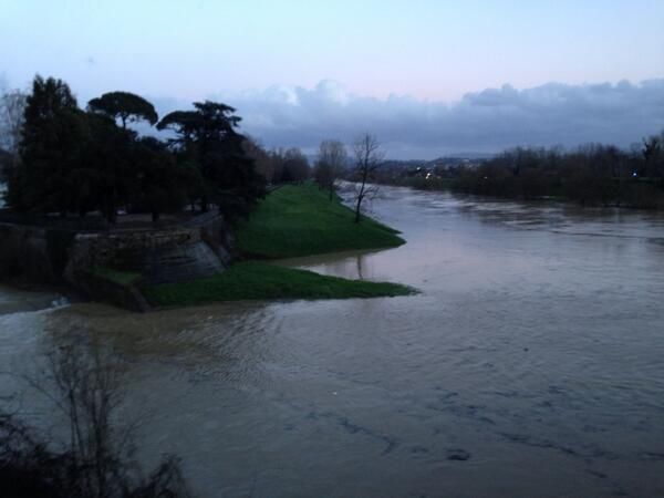 Arno in piena (Fabio Burchi via Twitter)