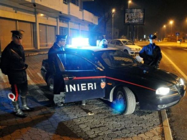 Operaio alla guida in stato di ebbrezza prova incidente e scappa