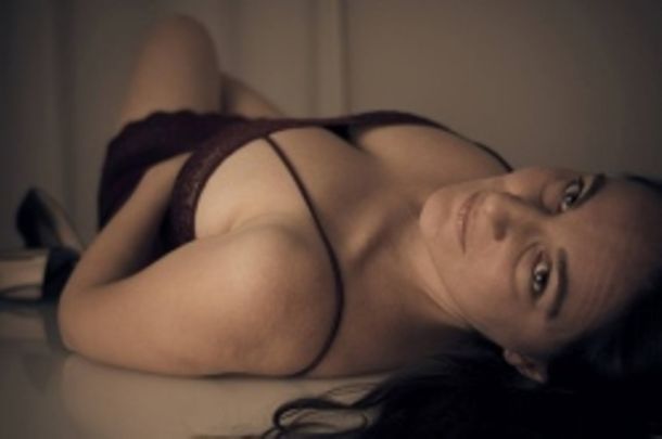 Sarah Ton, 32 anni, si spoglia al Tg