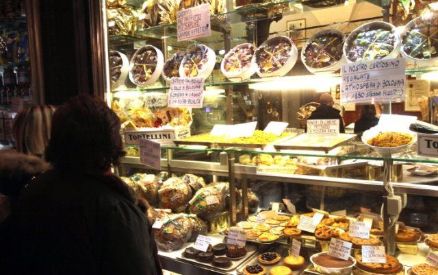 Gli italiani non rinunciano alla buona tavola ma spendono