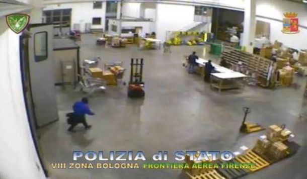 Furti in aeroporto a Firenze blitz della Polizia