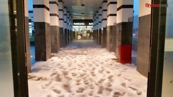 La grandinata nella galleria del Centro commerciale al Gignoro