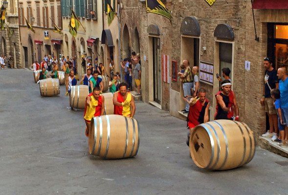 La partenza dell'edizione 2014 del bravio delle botti di Montepulciano