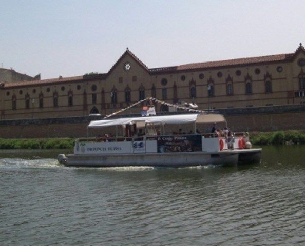 Il battello fluviale sui Navicelli di Pisa