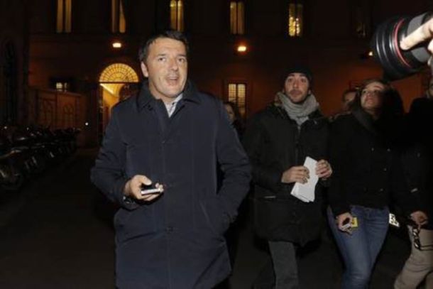 Renzi uscendo da Palazzo Chigi