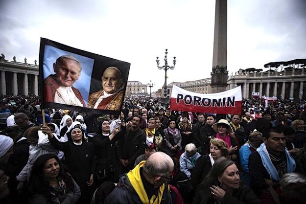 Un momento della festa oggi in Piazza San Pietro per la canonizzazione dei due Papi