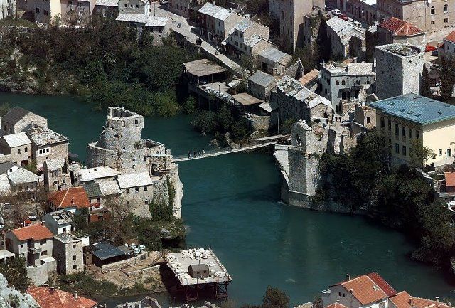 Negli anni '90 il ponte di Mostar distrutto durante la guerra