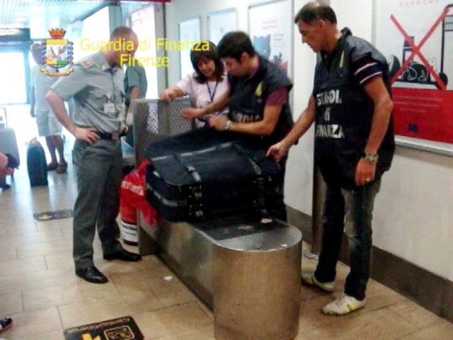 Controlli Guardia di Finanza e Dogane all'aeroporto di Firenze