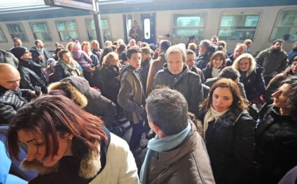 Caos alla stazione, passeggeri impauriti e furibondi