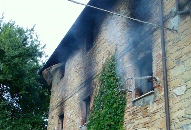 La casa di Sansepolcro durante il rogo