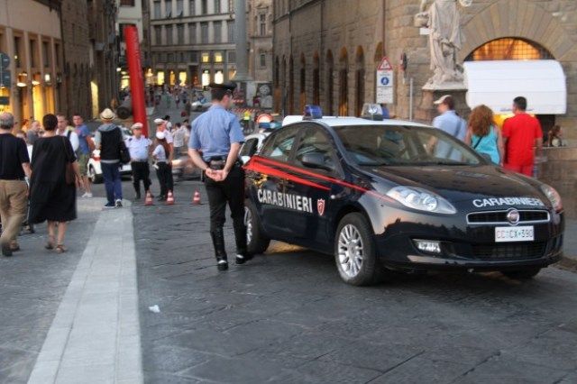 Controlli dei carabinieri nel centro storico di Firenze