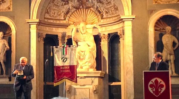 Ercole Baldini (a sin.) mentre riceve il premio