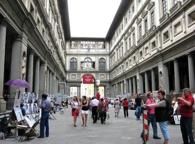 Uffizi, bagarini in azione