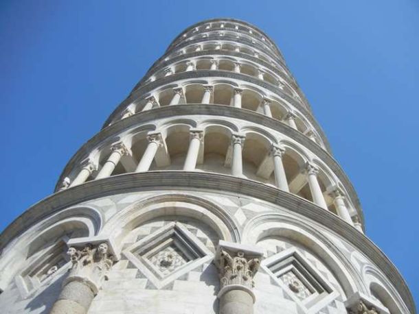 Torre di Pisa, una turista ha accusato un malore