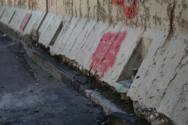 Barriere deteriorate dal tempo lungo l'A1