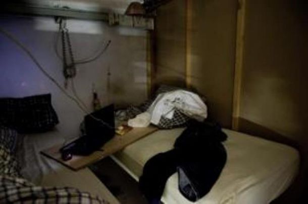 Una delle stanzette che i cinesi avevano ricavato nel capannone