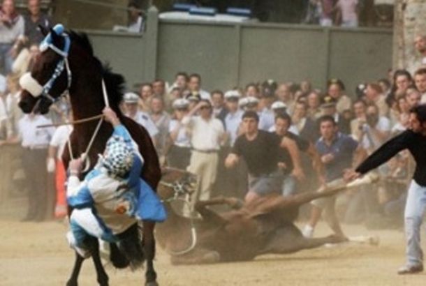 Il momento della caduta del cavallo della Chiocciola