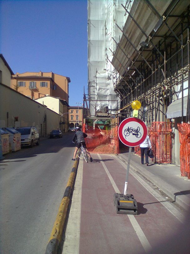Pista ciclabile interrotta in via Cavour