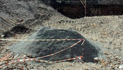 La bomba è stata provvisoriamente ricoperta da sabbia