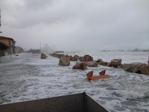 Mareggiata sulla costa pisana