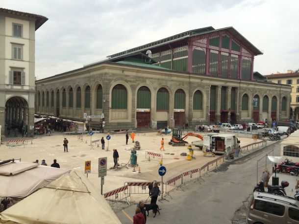 La piazza del Mercato Centrale si prepara ad accogliere gli ambulanti di San Lorenzo