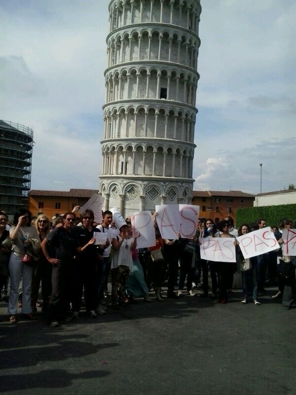 La rabbia dei professori davanti alla torre di Pisa