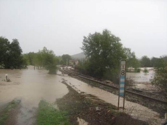 Danni pesanti subiti dalla linea ferroviaria Siena-Grosseto con l'alluvione di ottobre