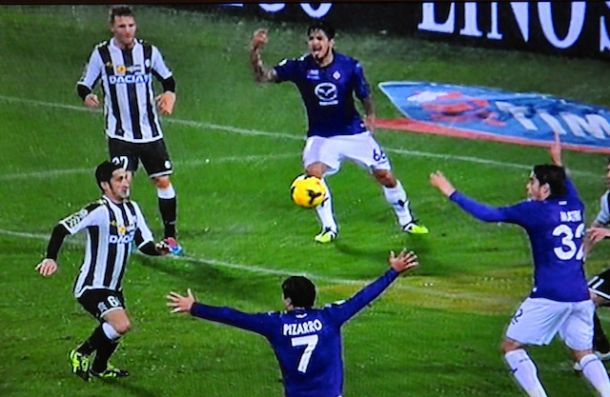 I viola reclamano il rigore per la mano netta di Domizzi