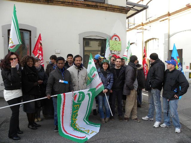 Presidio dei lavoratori della Dussmann di fronte il deposito di Ataf in viale dei Mille