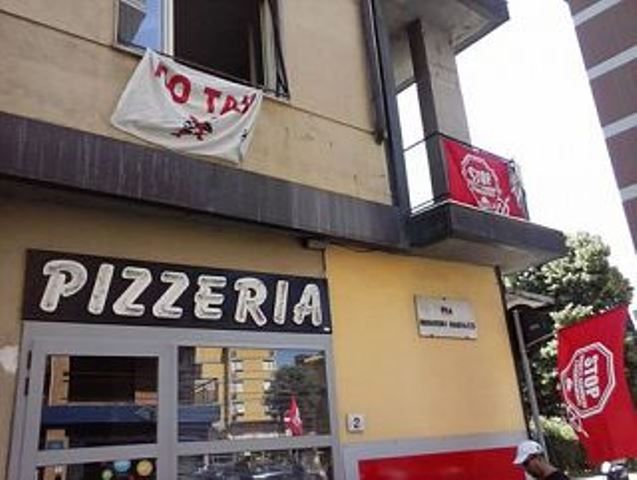 L'ex albergo occupato in via Baracca, si trova sopra una pizzeria