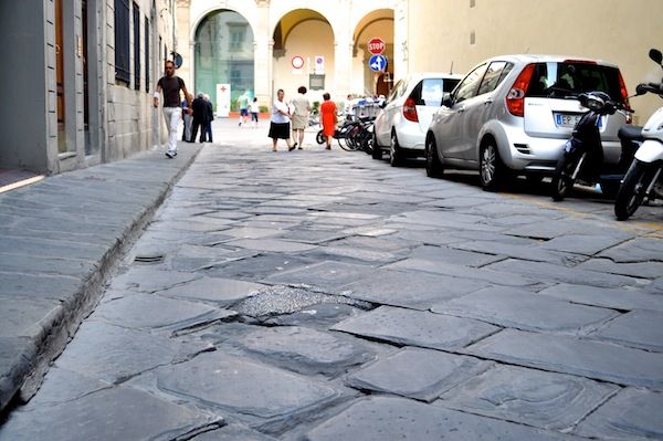 Buche in via Folco Portinari